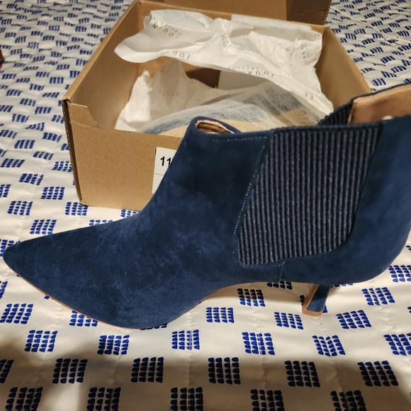Elegant Blue Suede Ankle Boots - Picture 1 of 6